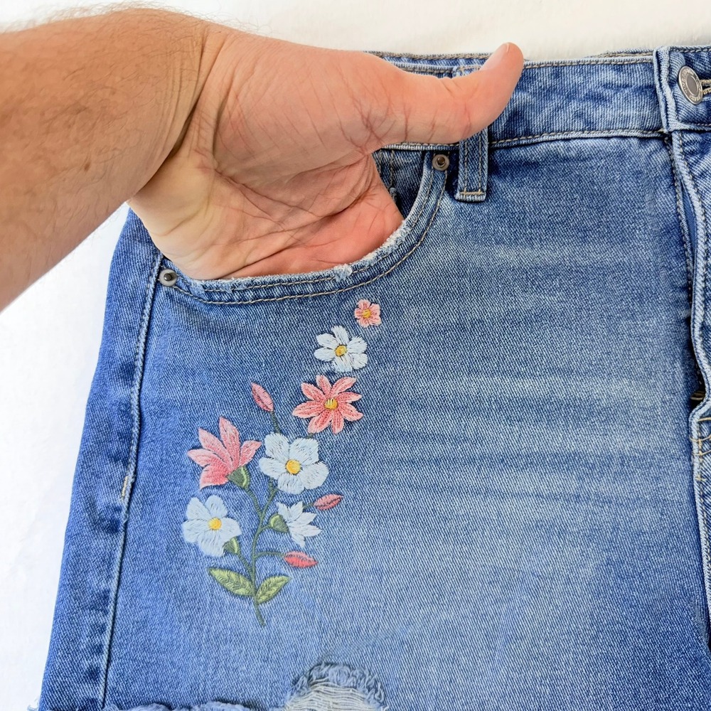 Time and Tru Womens Sz 12 High Rise Embroidered Floral Denim Shorts Distressed - Picture 6 of 9